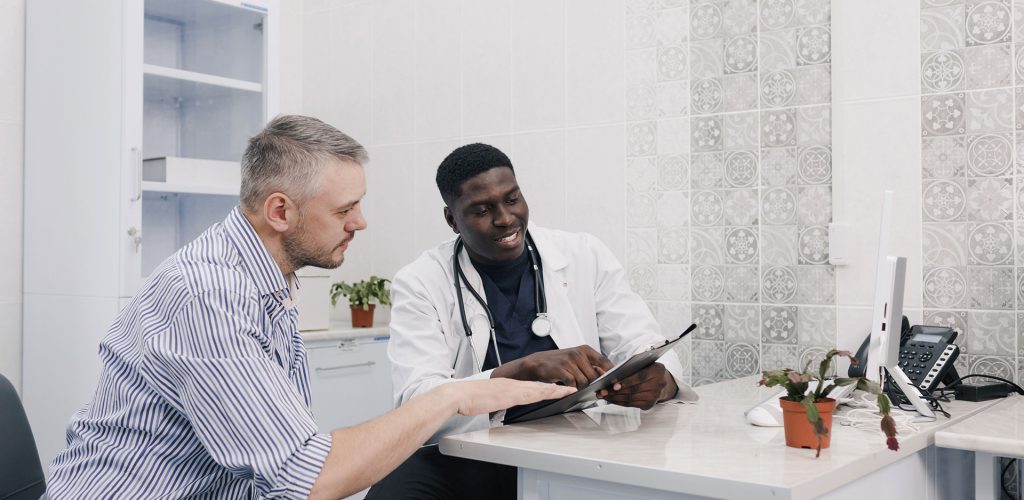 medico-clinico-geral-atende-paciente medico-clinico-geral-atende-paciente